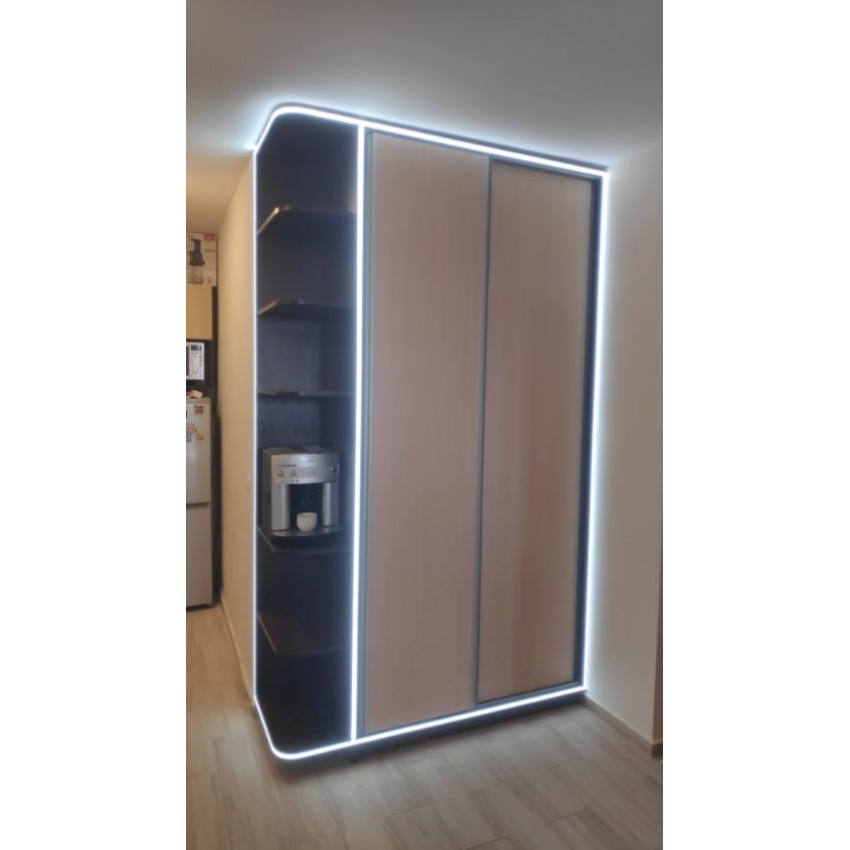 Гардероб с етажерка 